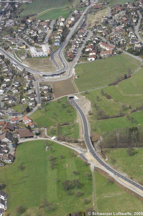 'Kreisel Zufikon' nach der Eröffnung Mitte 2008, Anschlussstelle Mutschellen A20/A4. Oben rechts Zufikon-Hammergut (Haltestelle BDB). Position: 2'669'381.92, 1'244'983.51